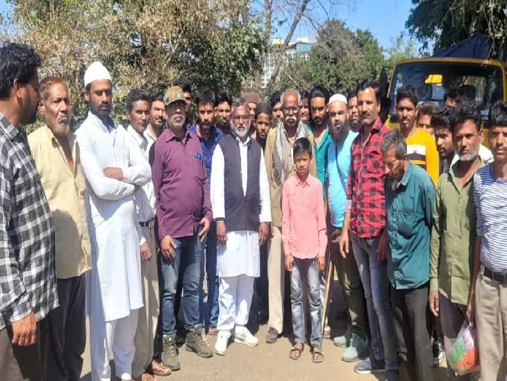 मंगलवार को शिफ्टिंग के लिए इंतजाम नहीं किए जाने पर रहवासियों ने विरोध जताया था।