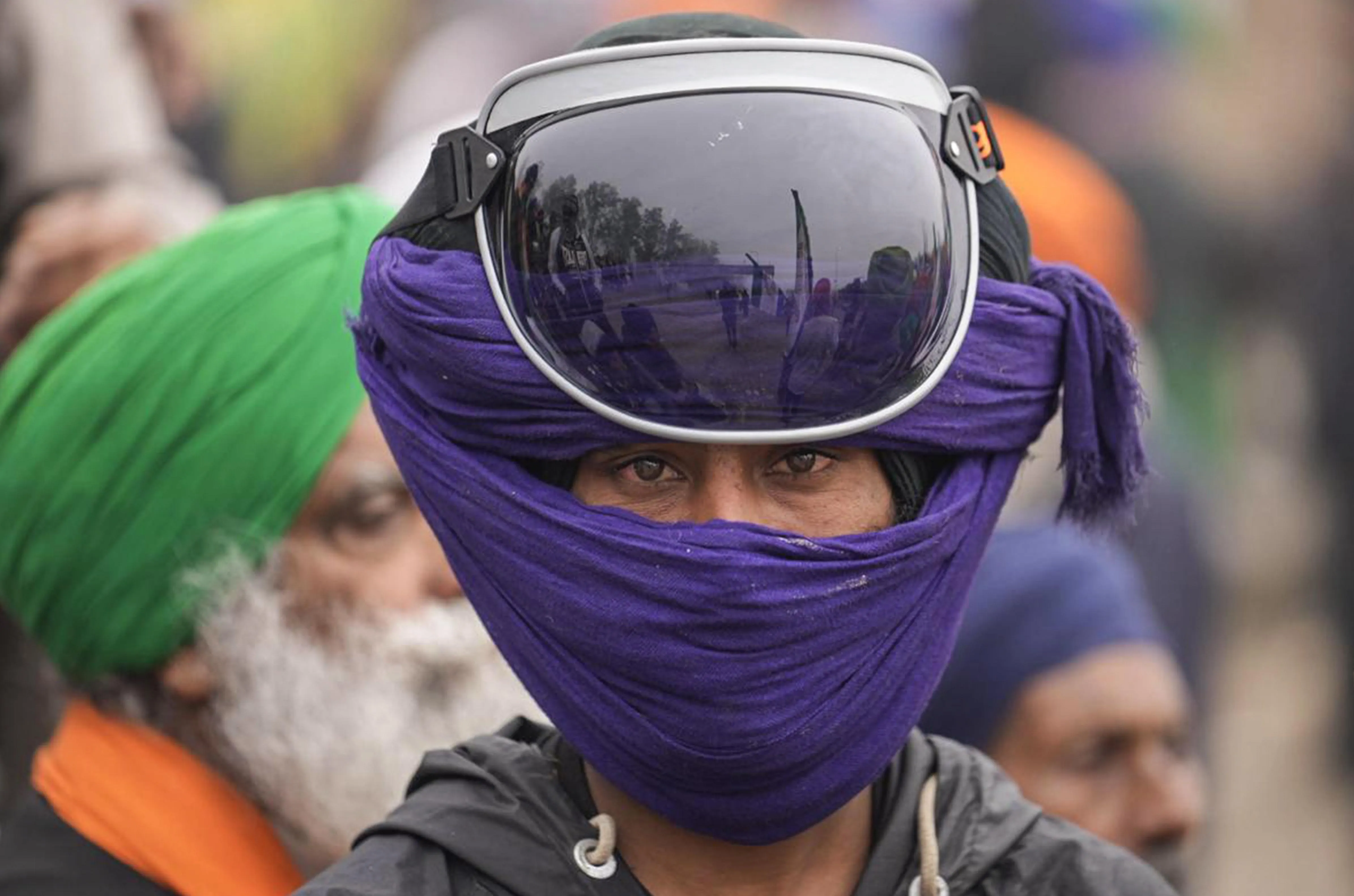 किसानों ने आंसू गैस के गोले से बचने के लिए कुछ इस तरह के चश्मे पहने।