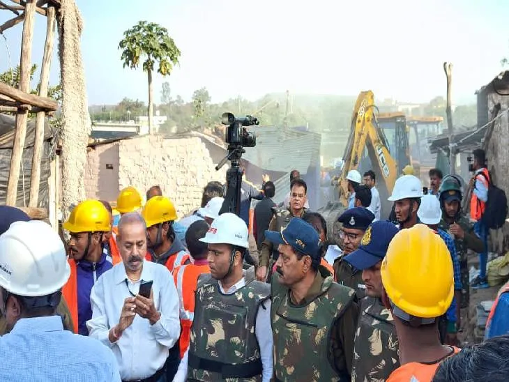 बुधवार सुबह भदभदा बस्ती से अतिक्रमण हटाने के लिए टीम पहुंची। बस्ती के लोगों को मंगलवार तक की मोहलत दी गई थी।