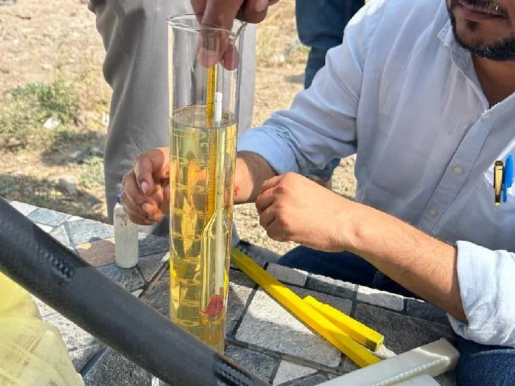 बायो डीजल के नाम से उपयोग किए जा रहे पेट्रोलियम प्रॉडक्ट की जांच करती टीम।