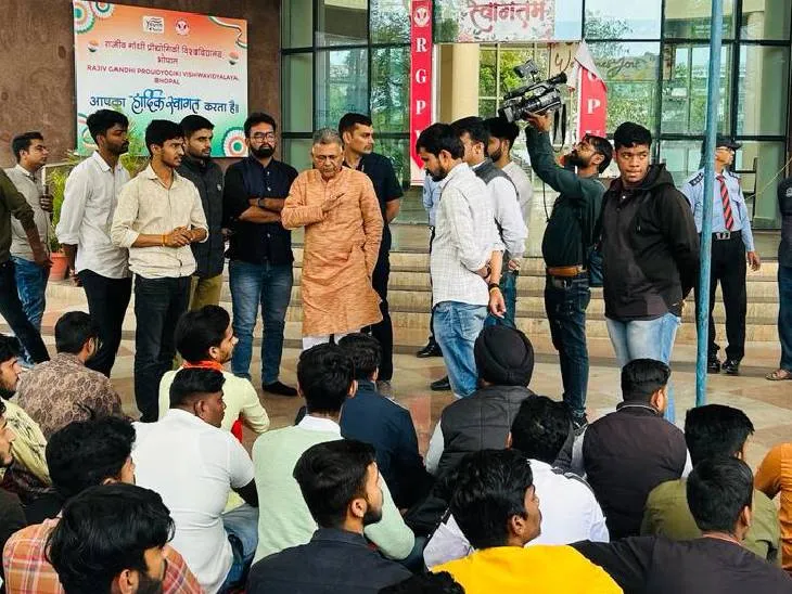 आरजीपीवी में धरना दे रहे अखिल भारतीय विद्यार्थी परिषद कार्यकर्ताओं से चर्चा करते तकनीकी शिक्षा मंत्री इंदर सिंह परमार।