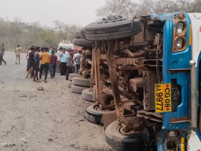 कार को टक्कर मारने के बाद पलटी ट्रक।