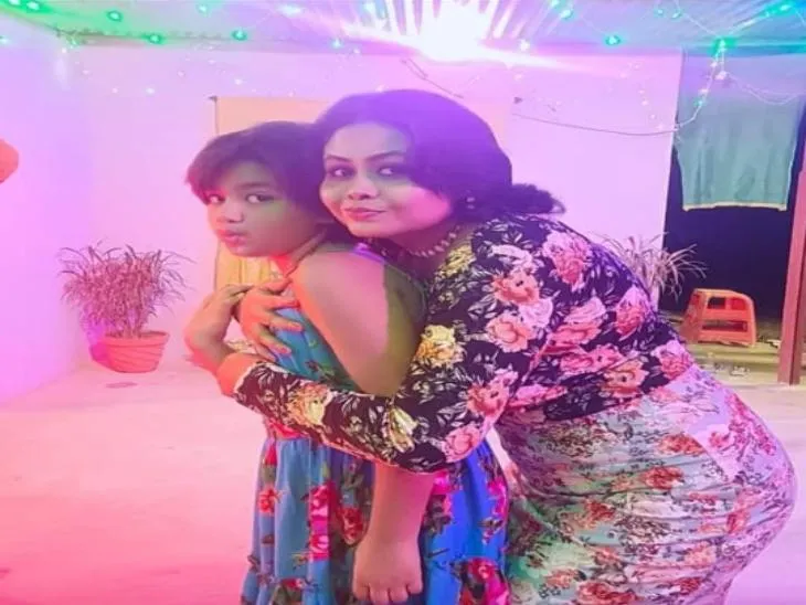 अपनी 8 साल की बेटी के साथ विनीता।