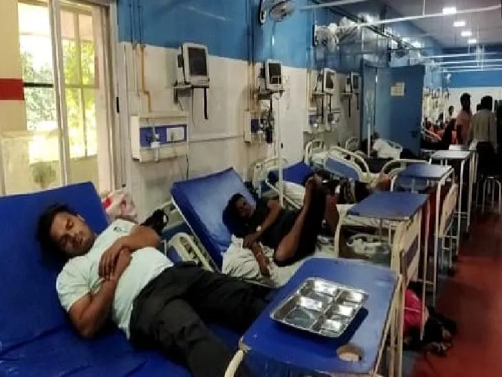 शादी की पार्टी में दूषित भोजन करने से बीमार हो गए रिश्तेदार।