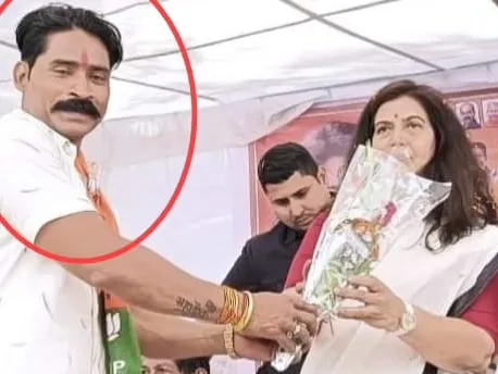 कोरबा लोकसभा सीट से बीजेपी प्रत्याशी सरोज पांडेय के साथ तस्वीर में दिख रहा है बृजेश यादव।