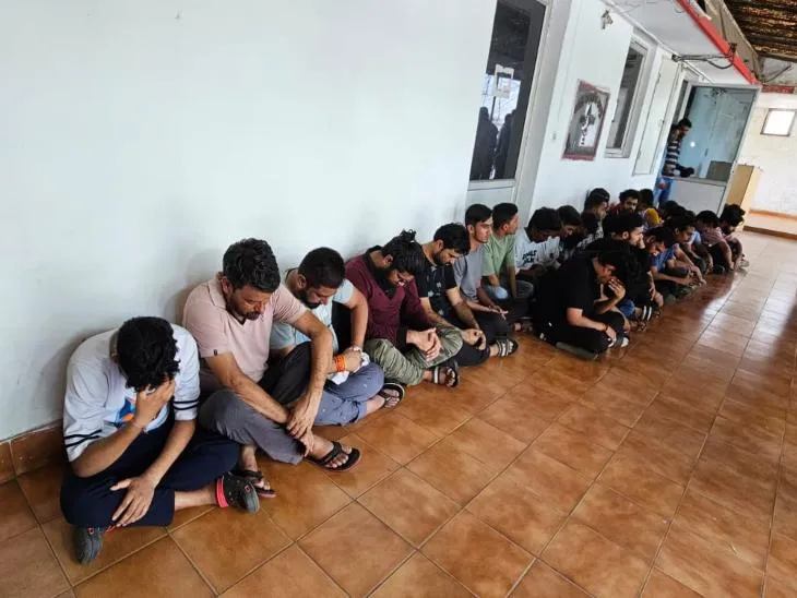 कैमरे के सामने सभी आरोपी मुंह छिपाते रहे।