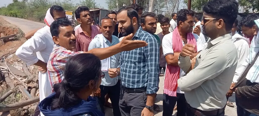 बैतूल संसदीय क्षेत्र की टिमरनी विधानसभा के नांदवा में ग्रामीणों ने मतदान का बहिष्कार कर दिया। बूथ क्रमांक 94 पर 561 मतदाता हैं। लगभग 23 मत डाले गए हैं। वोट नहीं डालने वालों का कहना है कि नेशनल हाईवे से गांव तक सड़क और अंडरब्रिज न होने से परेशान हैं। ग्रामीणों ने अफसरों की समझाइश के बाद वोट डाले।