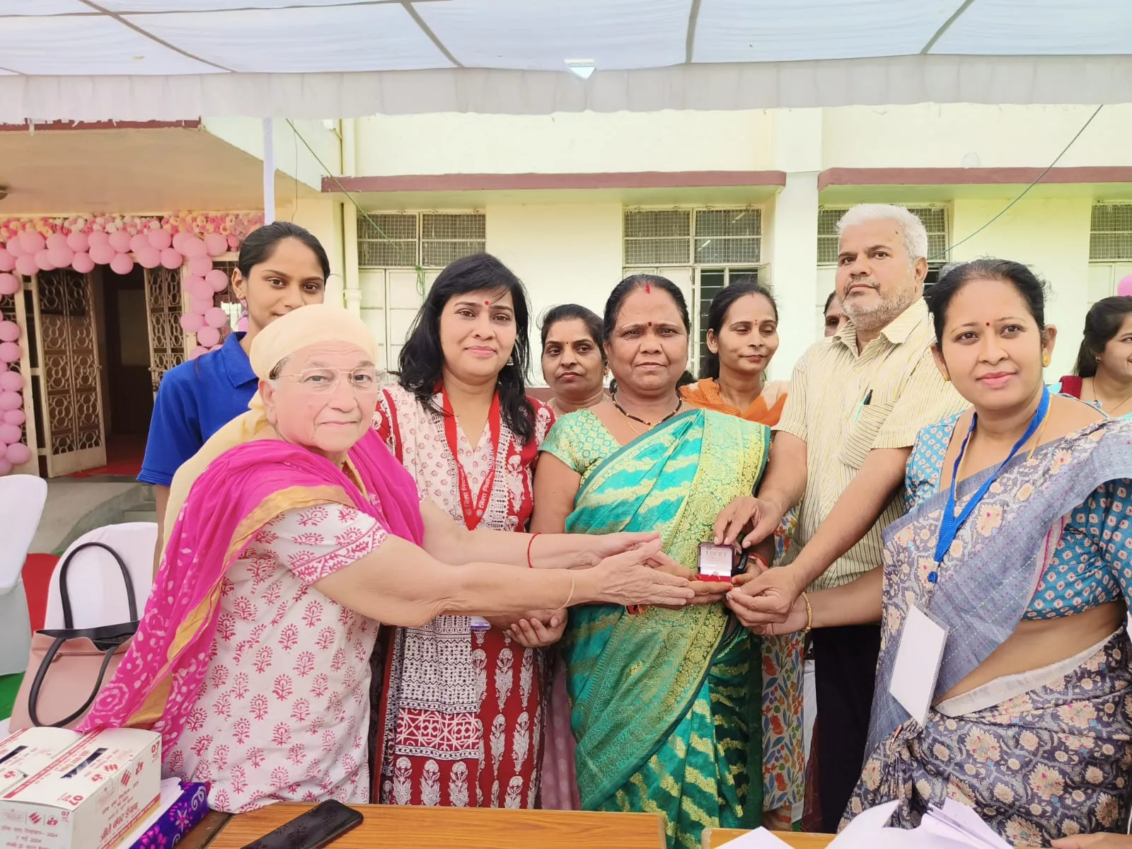 दोपहर में दूसरा लकी ड्रॉ भोपाल दक्षिण-पश्चिम के आनंदविहार स्कूल के बूथ क्रमांक 135 में निकाला गया। प्रेमवती कुशवाहा ने डायमंड रिंग जीती है।