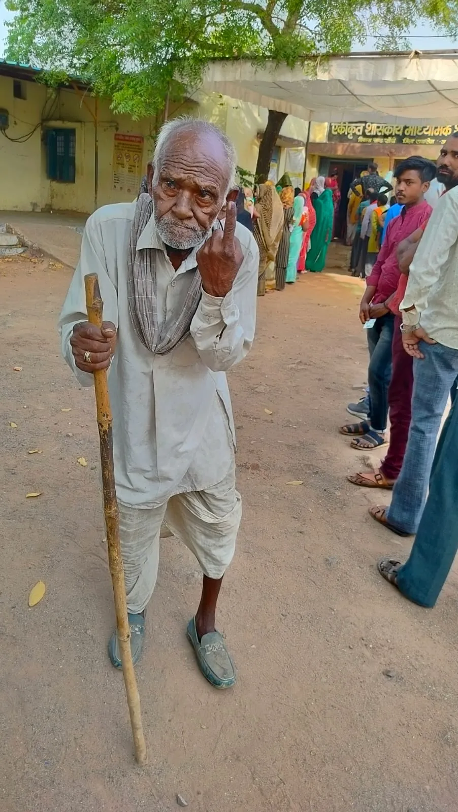 रायसेन में 90 साल के भोगचंद मतदान करने पहुंचे।