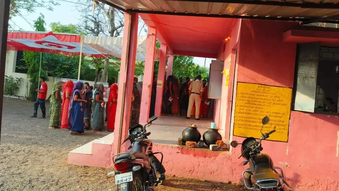 भोपाल लोकसभा क्षेत्र के सीहोर विधानसभा क्षेत्र के ग्राम जमोनिया के बूथ क्रमांक 172 की ईवीएम खराब होने से 20 मिनिट मतदान प्रभावित रहा।