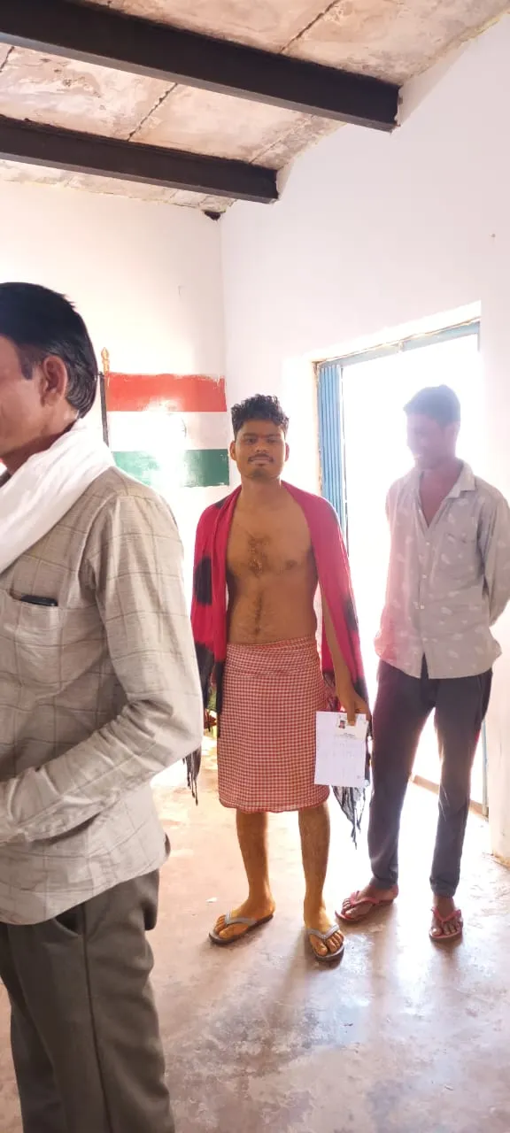 सागर के जैसीनगर में एक दूल्हा इस तरह वोट डालने पहुंचा।