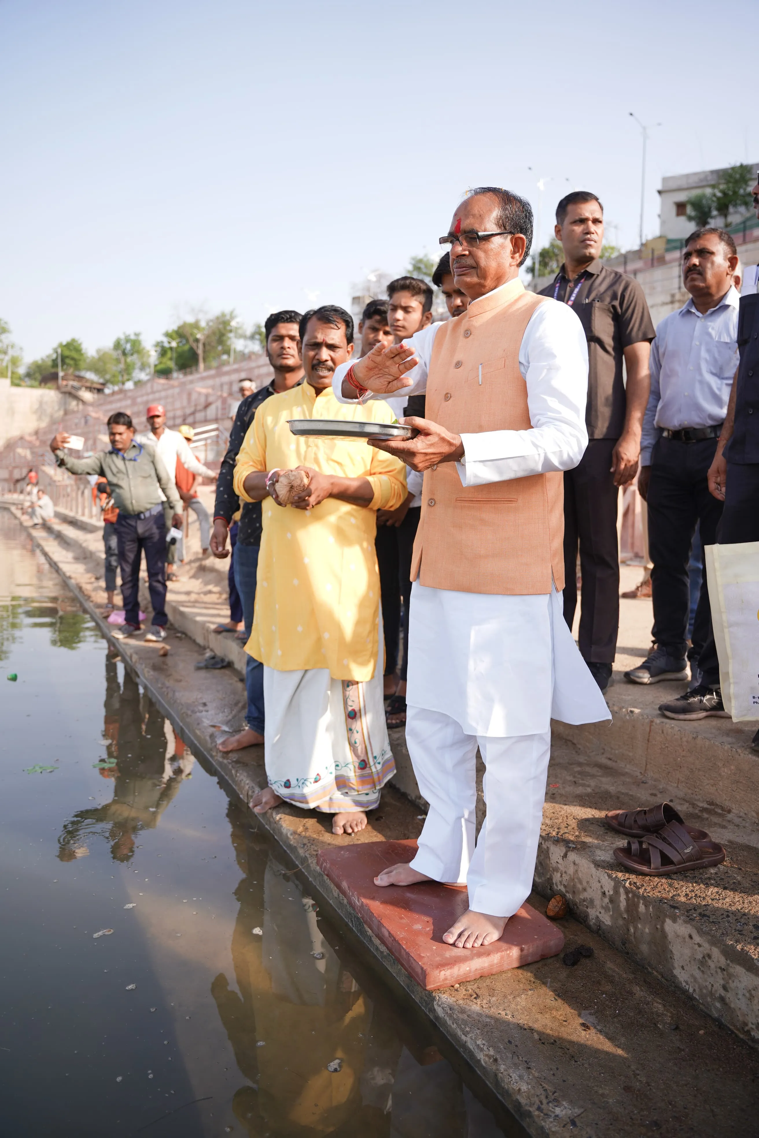 शिवराज ने वोट से पहले नर्मदा की पूजा की।