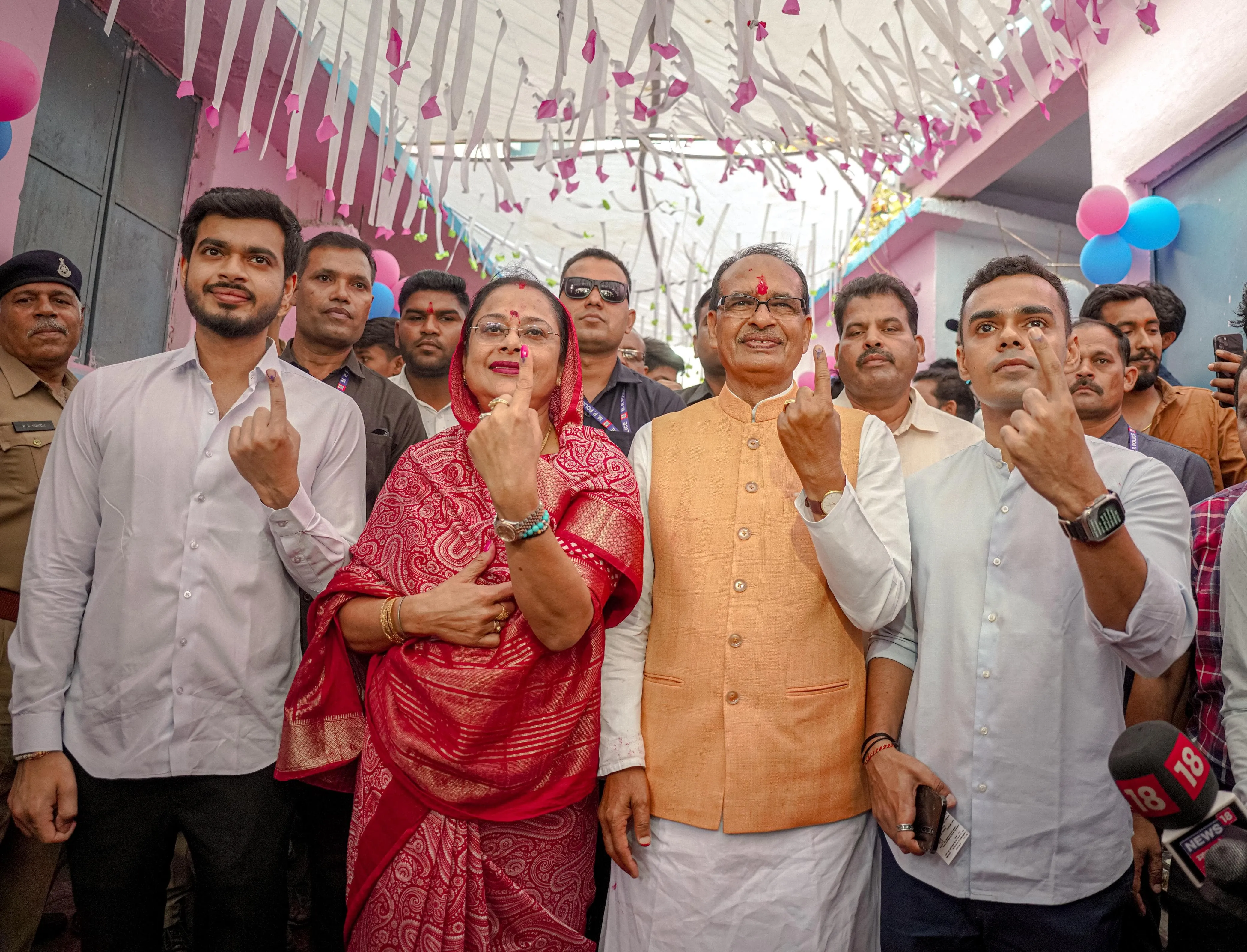 विदिशा से भाजपा प्रत्याशी शिवराज सिंह चौहान अपनी पत्नी साधना सिंह, बेटे कार्तिकेय और कुणाल के साथ अपने गृह ग्राम जैत में मतदान करने पहुंचे।