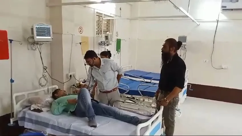 सागर के खुरई के महूना जाट मतदान केंद्र क्रमांक 70 में पीठासीन अधिकारी रमाकांत पिता रामस्वरूप खरे की तबीयत बिगड़ गई। उनको खुरई सिविल अस्पताल में भर्ती कराया गया।