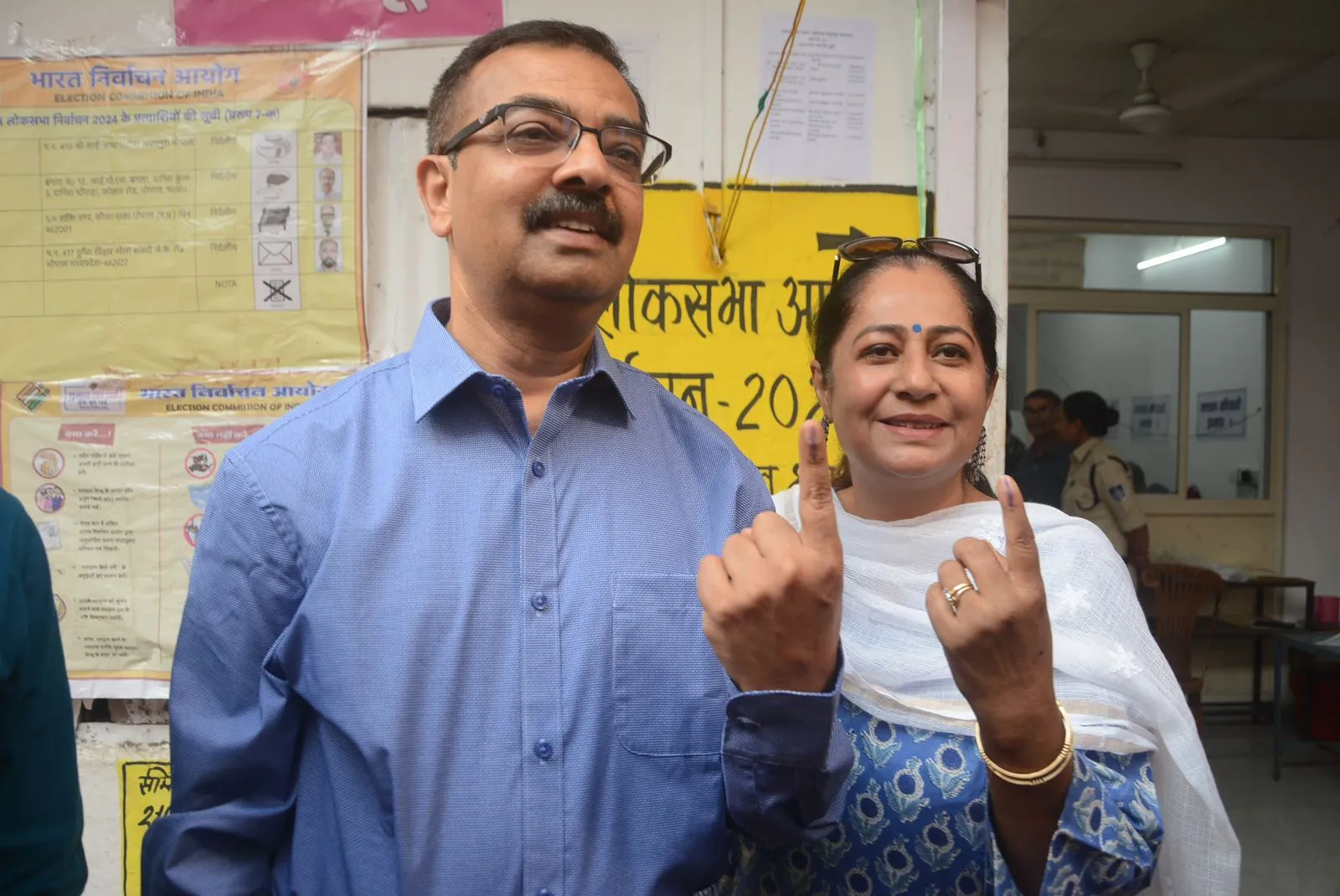 मुख्य निर्वाचन पदाधिकारी अनुपम राजन अपनी पत्नी के साथ वोट डालने पहुंचे।