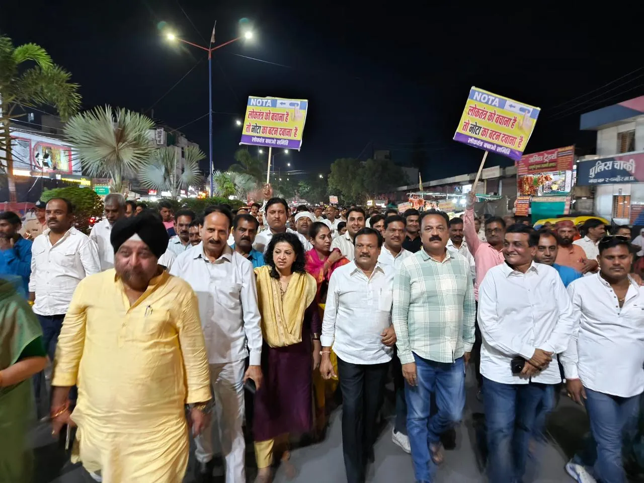 कांग्रेस के साथ लोकतंत्र बचाओ समिति ने गुरुवार देर शाम परदेशीपुरा इलाके में NOTA के लिए रैली निकालकर वोट मांगे। पूर्व मंत्री समेत कई नेता शामिल हुए।