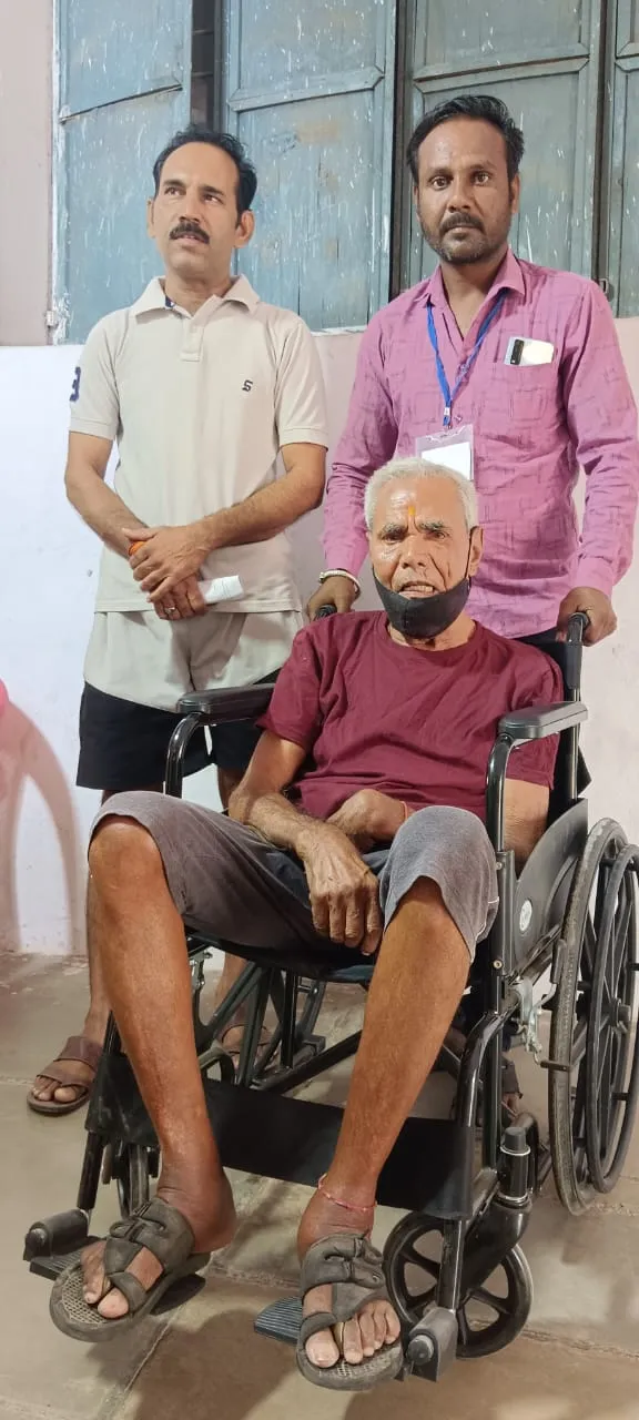 मंदसौर में एक बुजुर्ग व्हीलचेयर पर बूथ पहूंचे।