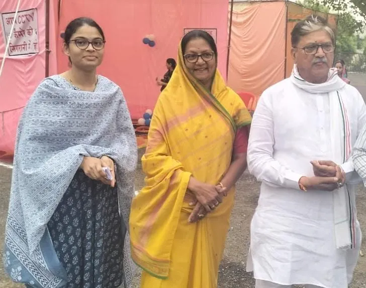 खंडवा लोकसभा के कांग्रेस प्रत्याशी नरेंद्र पटेल ने सनावद स्थित हनुमान मंदिर में दर्शन के बाद 7.15 बजे मतदान किया। उन्होंने बूथ क्रमांक 178 श्री रेवा गुर्जर बाल निकेतन उच्चतर माध्यमिक विद्यालय सनावद में पत्नी अलका पटेल के साथ जाकर मतदान किया।