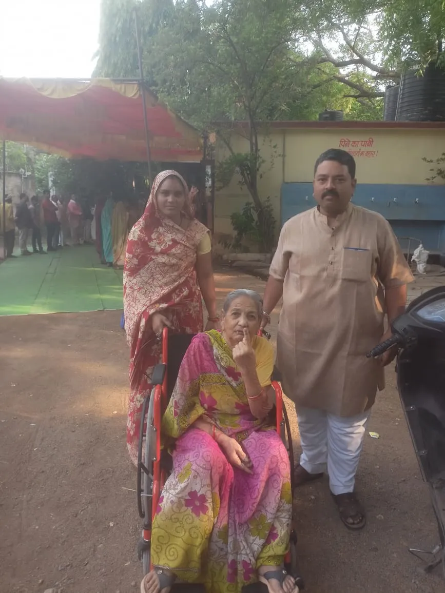 धार के गंधवानी में बेटे-बहू के साथ वोट डालने पहुंची बुजुर्ग।