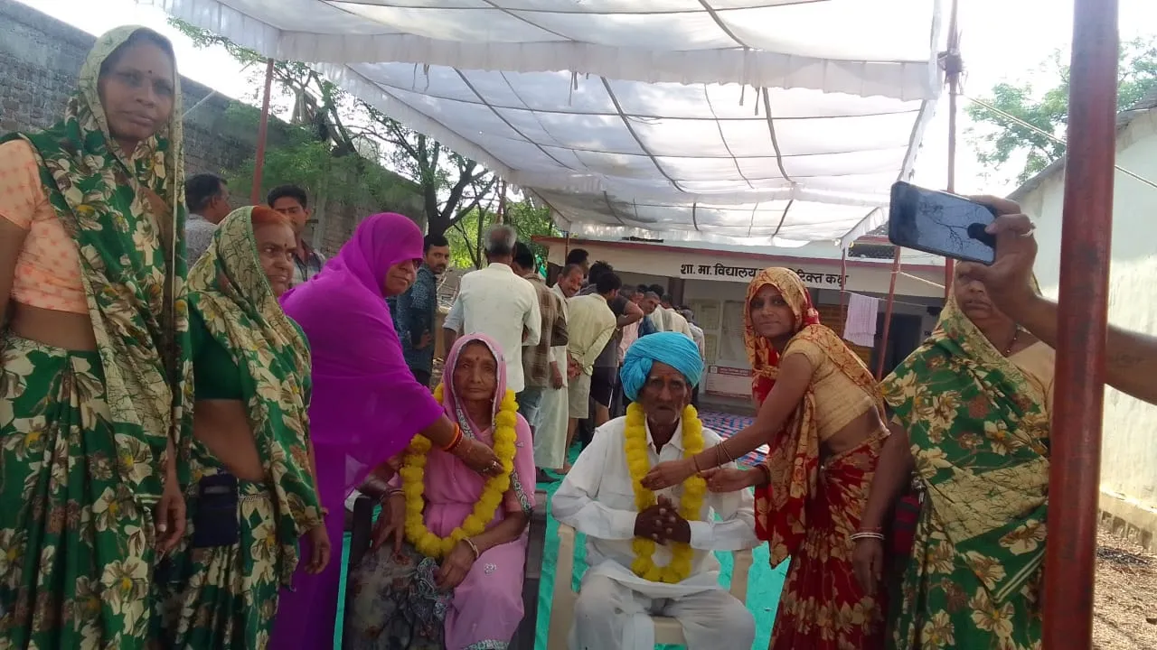 मंदसौर में 85 साल से अधिक के वोटरों का फूल माला से सम्मान किया गया।