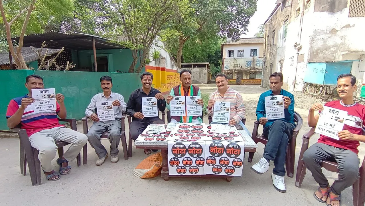 कांग्रेस का कोई प्रत्याशी मैदान में नहीं है। इसलिए एक मतदान केंद्र पर कांग्रेसी नेताओं ने नोटा को वोट की अपील करने के लिए टेबल लगाई है।