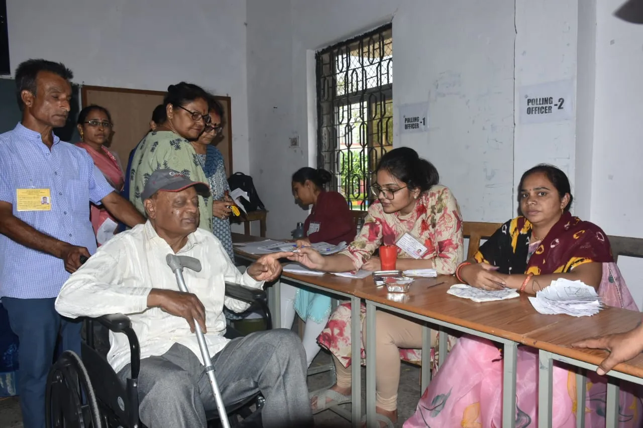 मंदसौर में व्हीलचेयर पर बूथ पहुंचा बुजुर्ग।