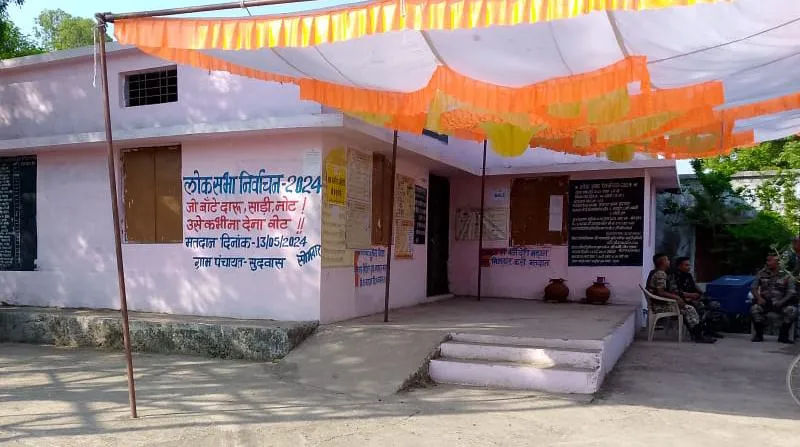 आगर विधानसभा के सुदवास (बड़ोद) में ग्रामीणों ने मतदान का बहिष्कार कर दिया। वे सड़क, स्वास्थ्य कर्मी और शिक्षक की कमी से नाराज हैं। ग्रामीणों ने रात को बैनर लेकर नारेबाजी भी की थी।