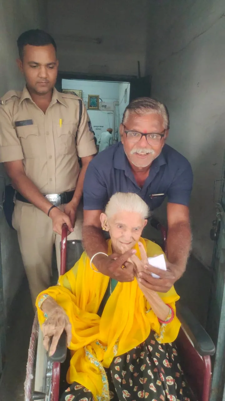 खरगोन लोकसभा क्षेत्र की महेश्वर विधानसभा में जनपद पंचायत मतदान केंद्र पर 105 वर्षीय सरजू बाई पति रामचंद्र यादव ने मतदान किया।