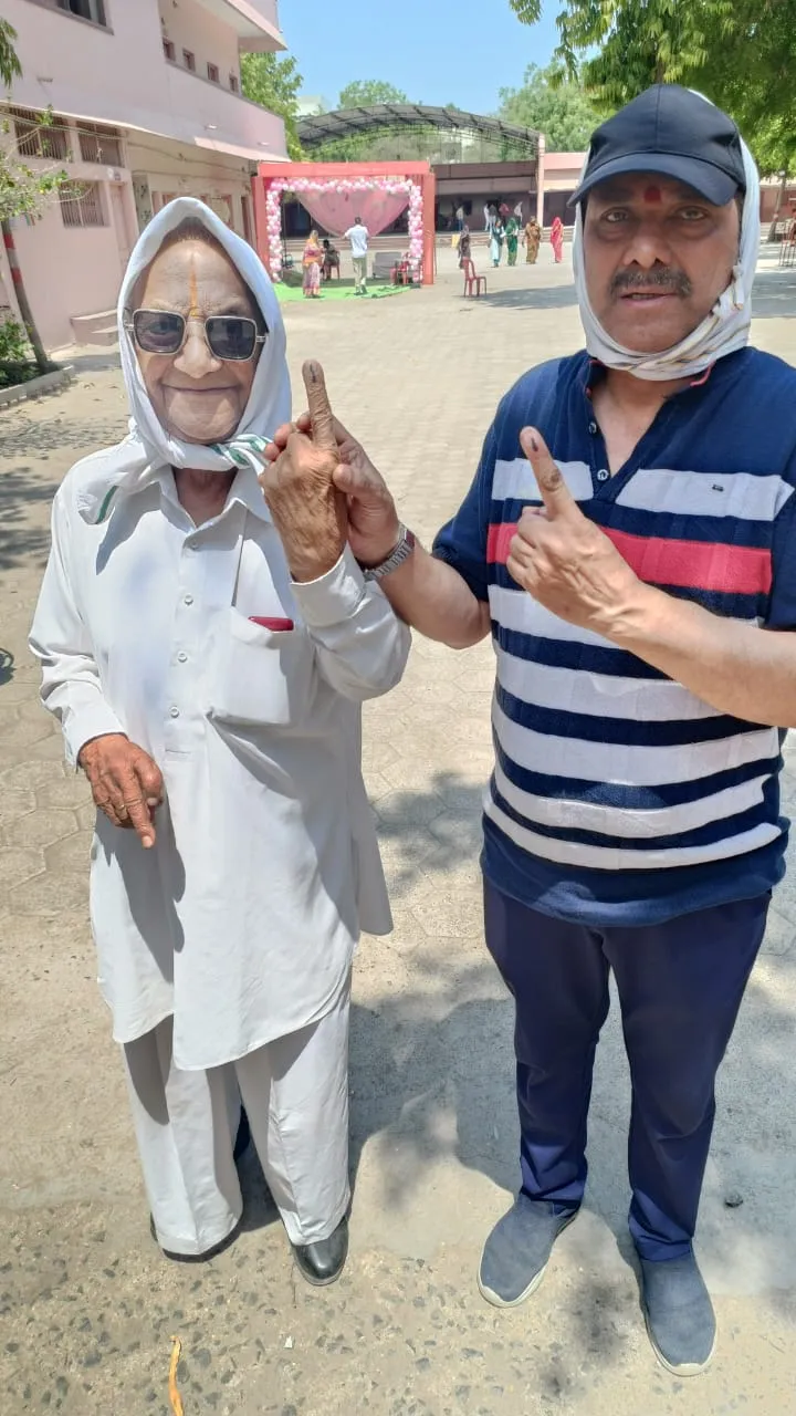 शुजालपुर में 92 वर्षीय प्रेम नारायण गुप्ता ने श्री राम चंद्र चौबे स्मृति शिक्षा निकेतन में वोट किया।