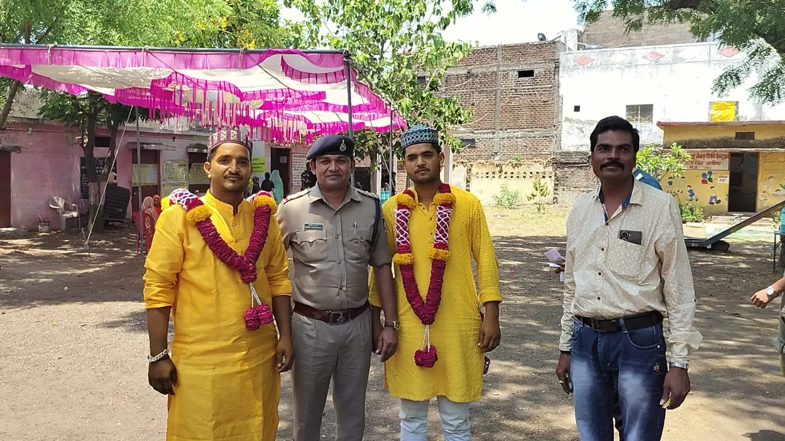 धार के बूथ क्रमांक 147 लेबड़ पर दो दूल्हे शाहरुख खान समीर खान एक साथ वोट करने पहुंचे।