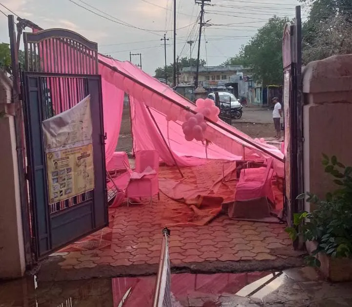 आगर में देर रात चली तेज हवा और बारिश कई मतदान केंद्रों के बाहर लगे टेंट उखड़ गए, जिसकी सूचना पोलिंग पार्टी ने सेक्टर मजिस्ट्रेट को दी, जिसके बाद सुबह जल्दी इन्हें दुरुस्त करवाया गया।