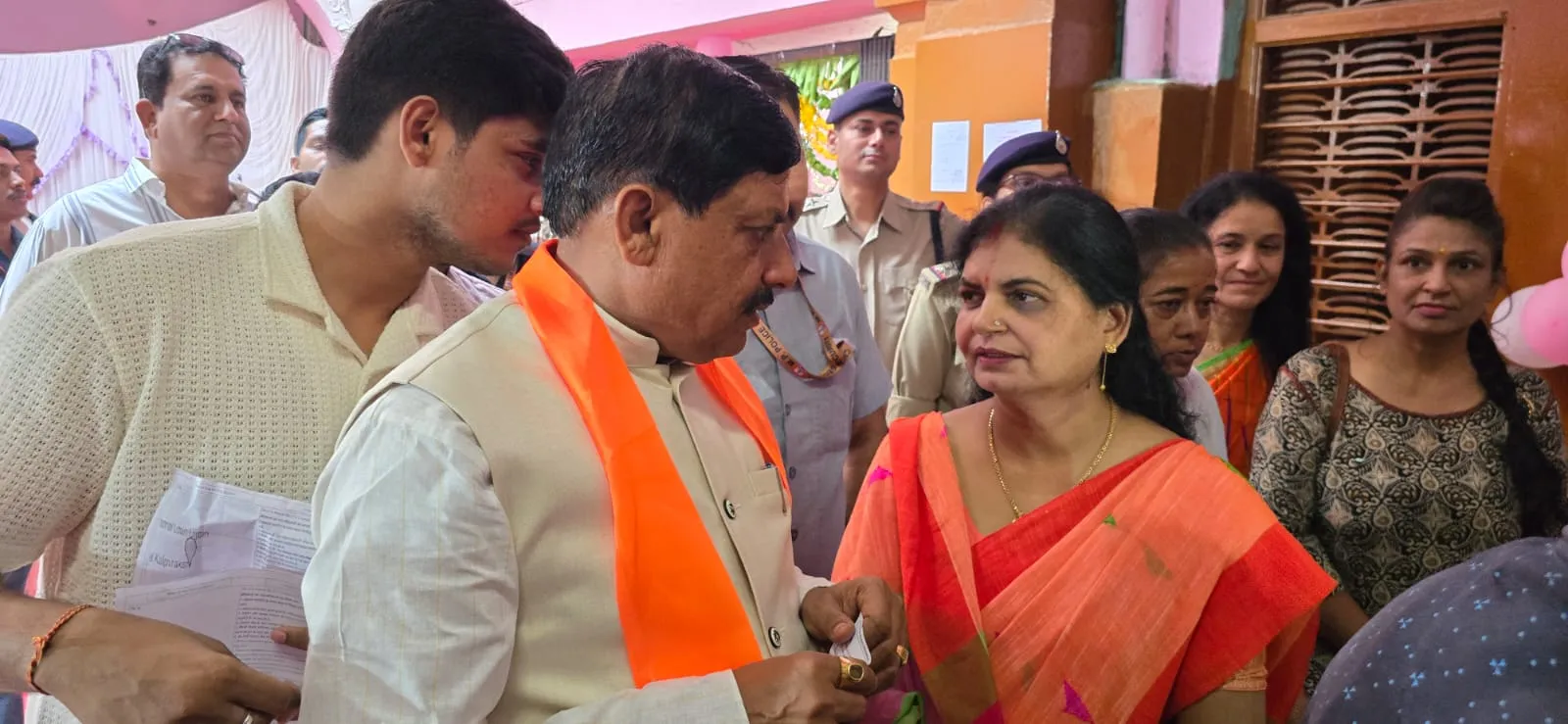 सीएम डॉ. मोहन यादव अपनी पत्नी के साथ वोट डालने पहुंचे।