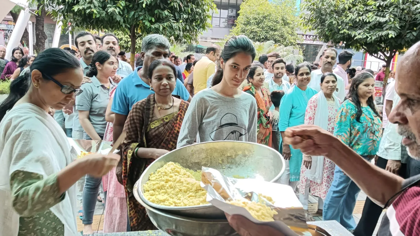 इंदौर की 56 दुकान पर वोट डालने के बाद नाश्ता करने पहुंचे लोग।