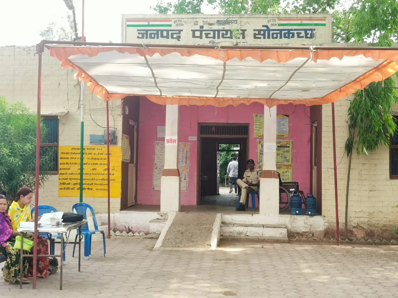 देवास के सोनकच्छ में इस बूथ पर मतदाता नहीं पहुंचे।