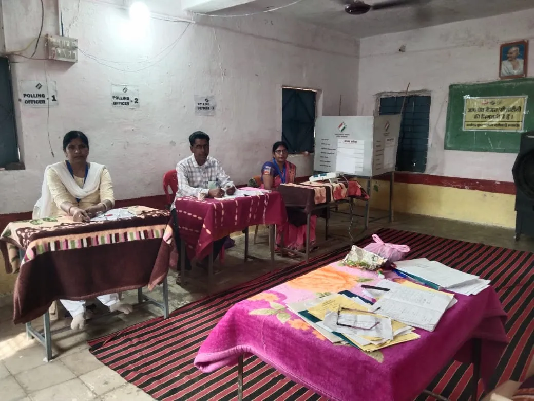 खरगोन लोकसभा के महेश्वर विधानसभा क्षेत्र में बड़वाह के समीप ग्राम उधरणिया मैं ग्रामीणों ने मतदान का बहिष्कार किया। ग्रामीणों का कहना है कि पिछले कई वर्षों से यहां पक्का रोड नहीं होने से आवागमन में परेशानी होती है। प्रशासनिक और पुलिस अधिकारी ग्रामीणों का समझाइश दे रहे हैं।