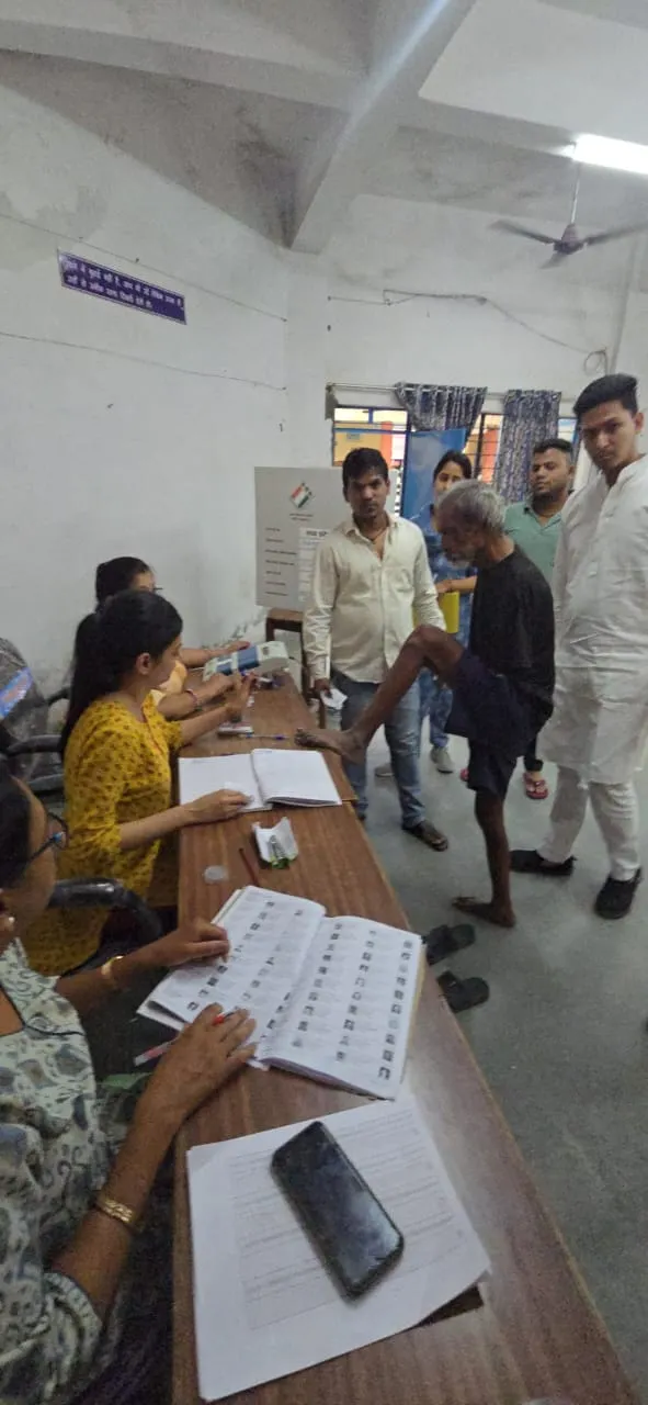 उज्जैन के रमेश चन्द्र देवीराम शर्मा (70) के दोनों हाथ नहीं हैं। उन्होंने पैर से वोट किया स्याही ही पैर पर लगवाई।