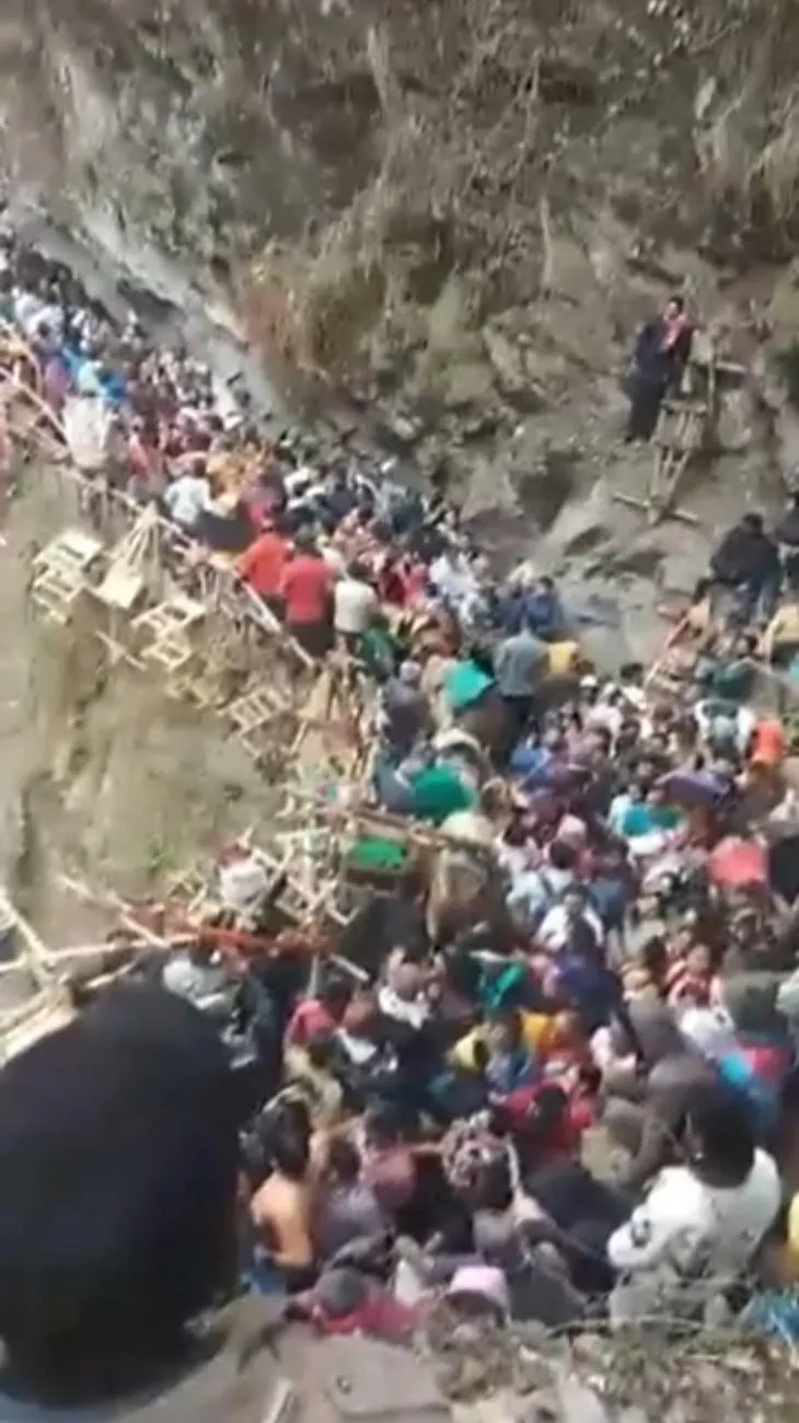 ये तस्वीर सोशल मीडिया पर वायरल वीडियो से ली गई है। इसमें कथित तौर से यमुनोत्री के रास्ते में लोगों की भारी भीड़ नजर आ रही है।