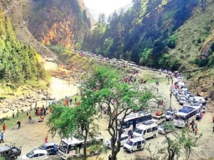 यह तस्वीर गंगोत्री से 52 किमी पहले गंगनानी पर लगे लंबे जाम की है।