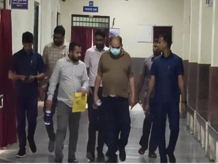 रोशन चंद्राकर को रायपुर के स्पेशल कोर्ट से ED दफ्तर ले जाते प्रवर्तन निदेशालय के अधिकारी।