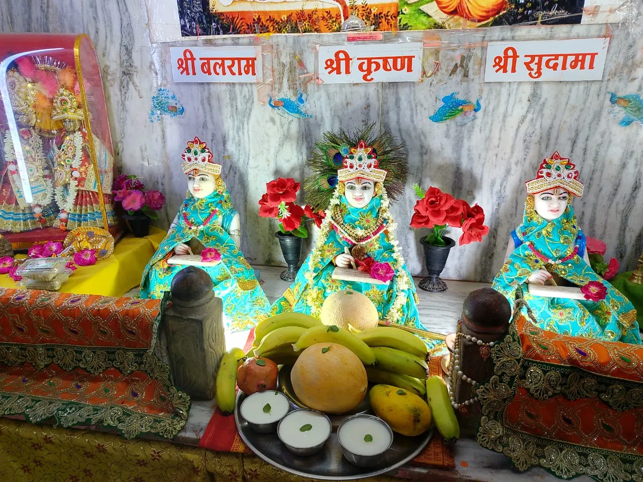 उज्जैन के इस्कॉन मंदिर में भगवान को श्रीखंड का भोग लगाया जा रहा है।