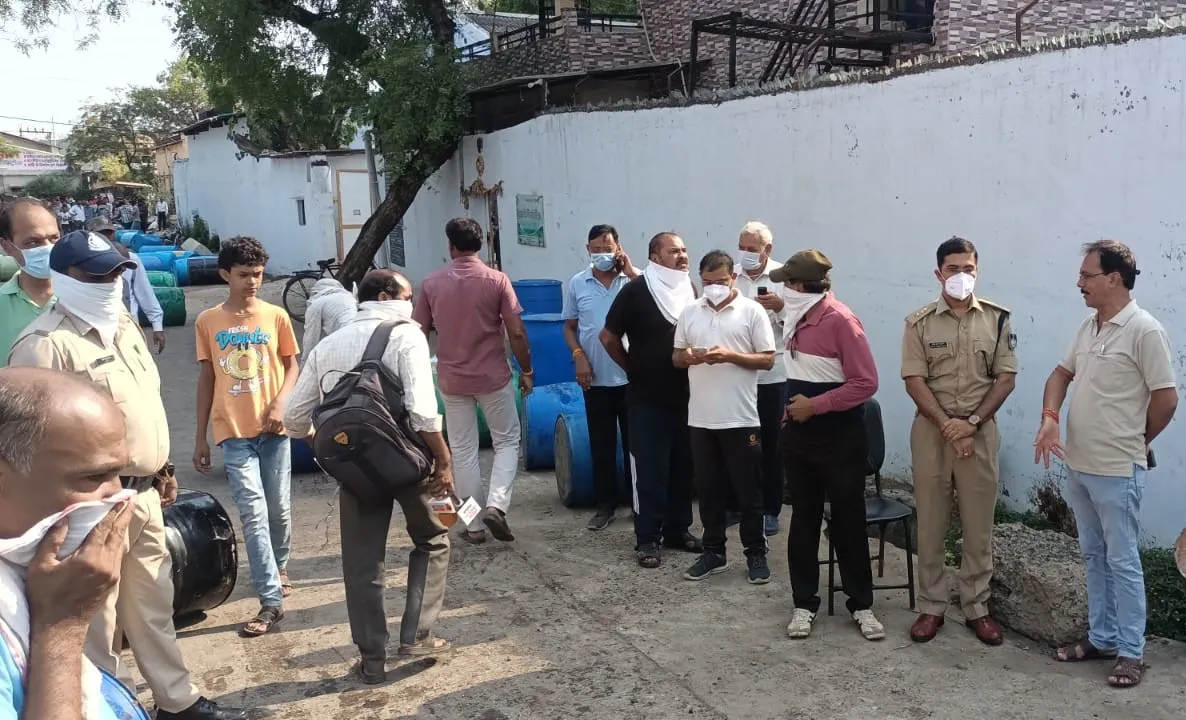 फैक्ट्री से उठ रहा केमिकल का जहरीला धुआं आसपास के इलाकों में फैल गया है। बचने के लिए यहां मौजूद पुलिस अधिकारी और अन्य लोग मास्क लगाकर रखे हैं।