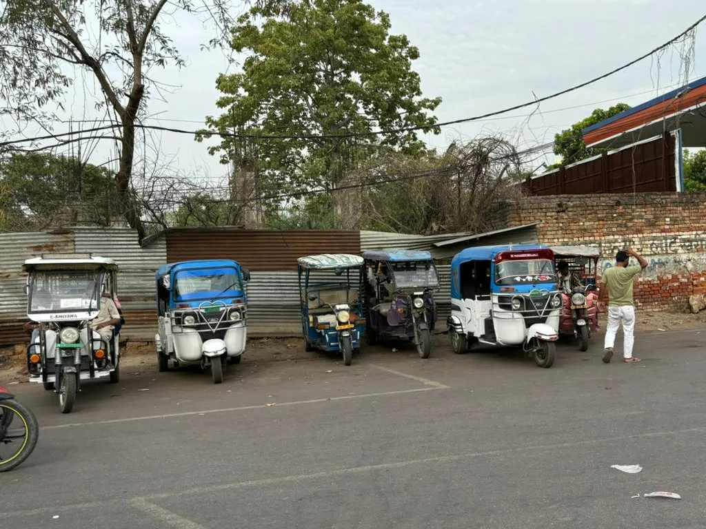 Route details will be present in the bar code installed in e-rickshaws | लखनऊ में ई-रिक्शा को लेकर बनाए गए नए नियम: बार कोड में रहेगी रूट की डिटेल्स, चौराहे से 100 मीटर दूर रहेगा स्टैंड - Lucknow News | Dainik Bhaskar