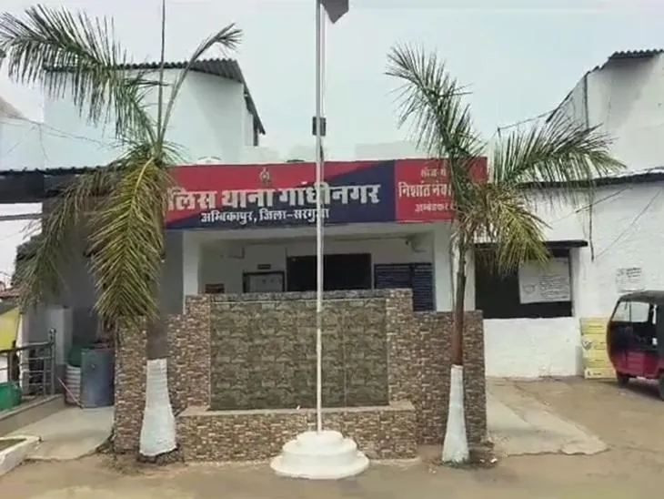 Bike rider youth and minor died in a collision with a tractor in surguja |  अंबिकापुर में ट्रैक्टर से टकराई बाइक, 2 की मौत: नाबालिग के साथ प्रोग्राम  देखने जा रहा था