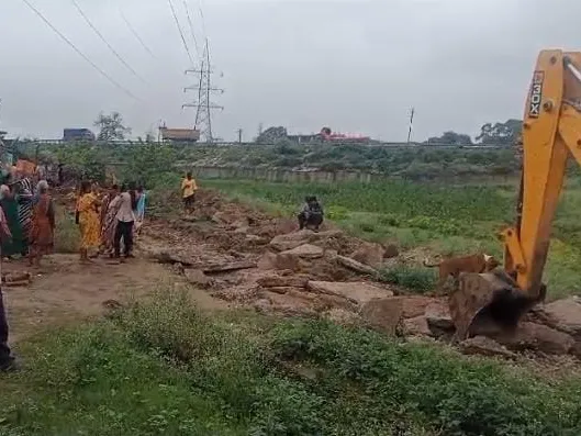 कोरबा में उखाड़ी गई सीसी रोड।