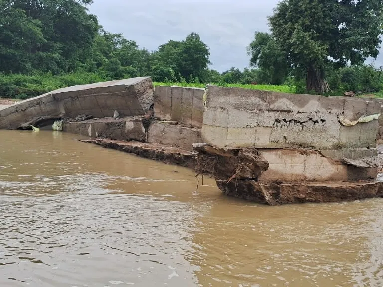 check dam built 15 days ago in Gariaband collapsed in rain | गरियाबंद में 15 दिन पहले बना चेकडैम बारिश में ढहा: निर्माण एजेंसी की और स्थल चयन में लापरवाही, भाजपा ने