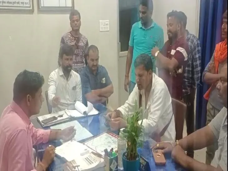 ओमेश बिसेन और उसके समर्थक पुरानी बस्ती थाने पहुंचे।