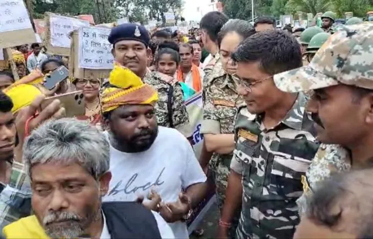 अजय सिंह की गिरफ्तारी की मांग को लेकर आदिवासी समाज ने कलेक्ट्रेट का घेराव भी किया था। तब पुलिस ने कार्रवाई का आश्वासन दिया था।