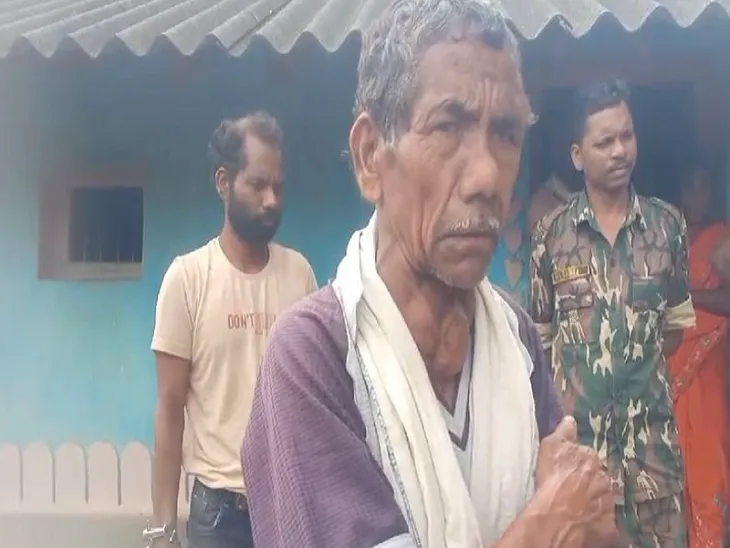 पिता के कान और हाथ में चोटें आई हैं।