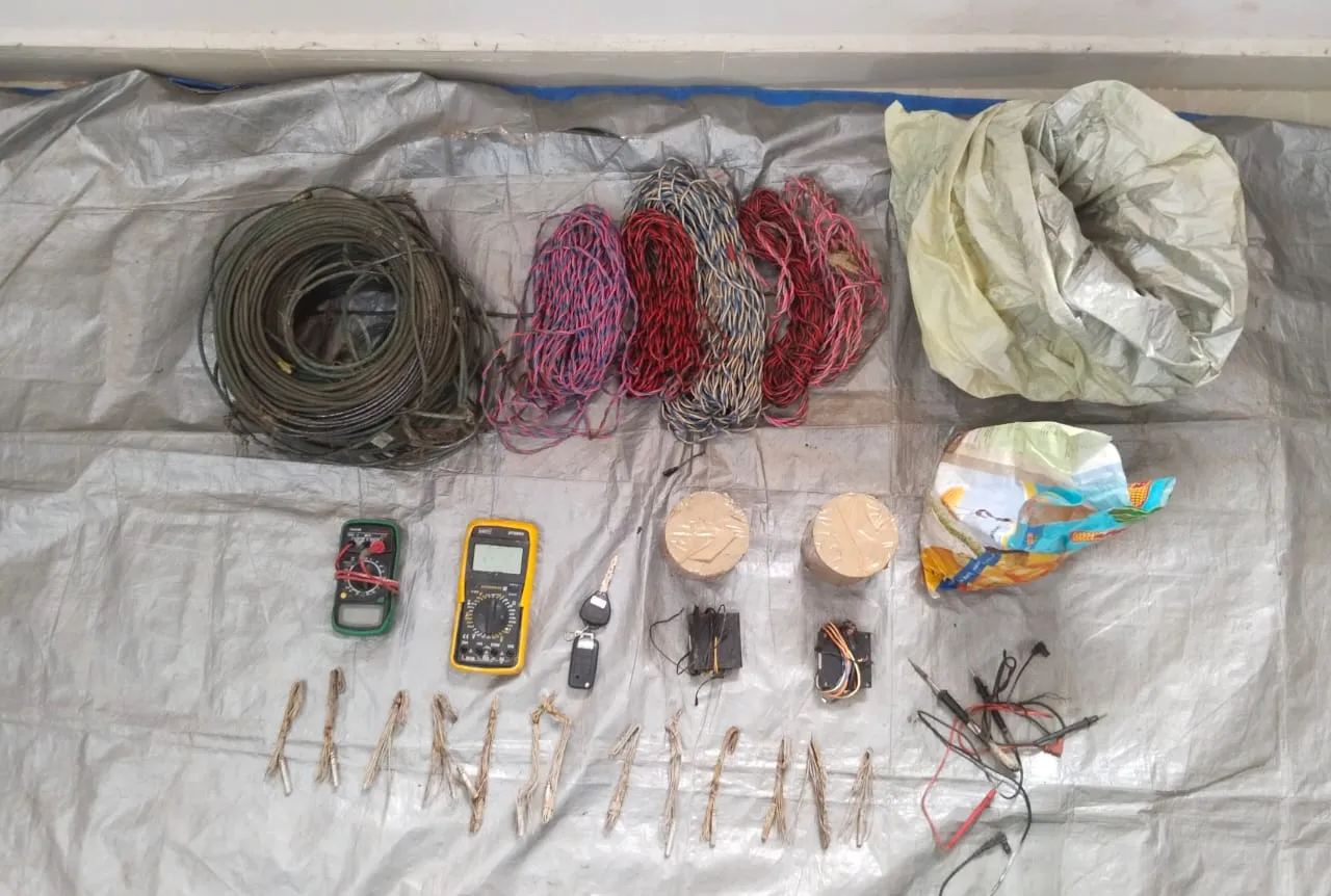 डंप से IED बनाने से संबंधित सामग्री बरामद की गई है