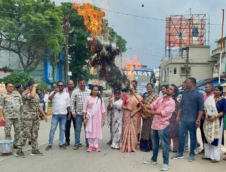 कांग्रेस ने विधायक चैतराम अटामी का पुतला दहन किया था।